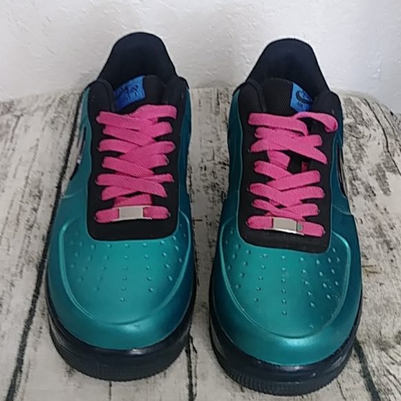 teal green nike shoes